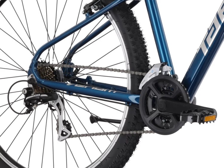 Napęd Shimano Altus w rowerze TABOU Venom 2 – zbliżenie na tylną przerzutkę i kasetę