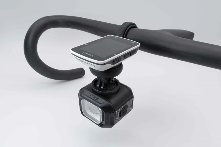 Zestaw kokpitu rowerowego: lampka Moon TITAN MAX zamontowana pod uchwytem, na którym znajduje się licznik rowerowy Garmin
