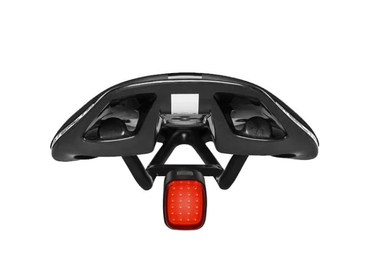 Lampka tylna P2R CUBIC 50 zamontowana pod siodłem za pomocą aluminiowego uchwytu T-bracket