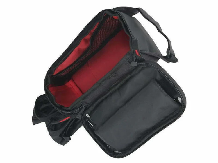 Ujęcie torby P2R Monner z odchylonym panelem na telefon pokazujące siatkowaną przegrodę wewnątrz