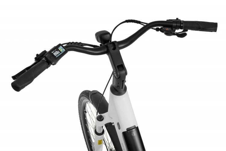Zbliżenie na kierownicę Ecobike LX 100 z kolorowym wyświetlaczem LCD Bafang i ergonomicznymi chwytami