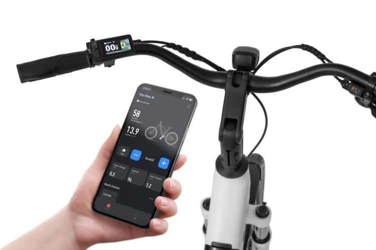 Smartfon z uruchomioną aplikacją Bafang GO połączoną z systemem roweru Ecobike LX 100