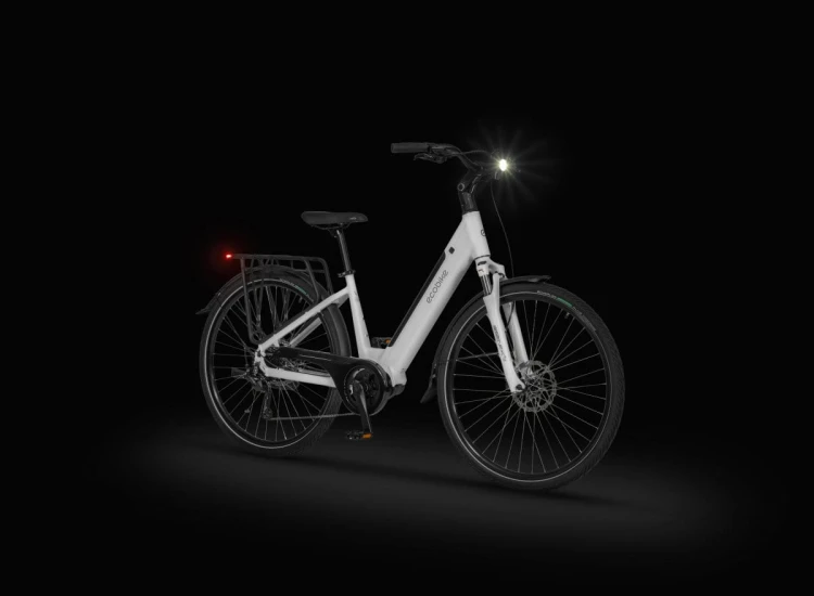 Rower Ecobike LX 100 na czarnym tle z włączonym mocnym oświetleniem przednim Herrmans