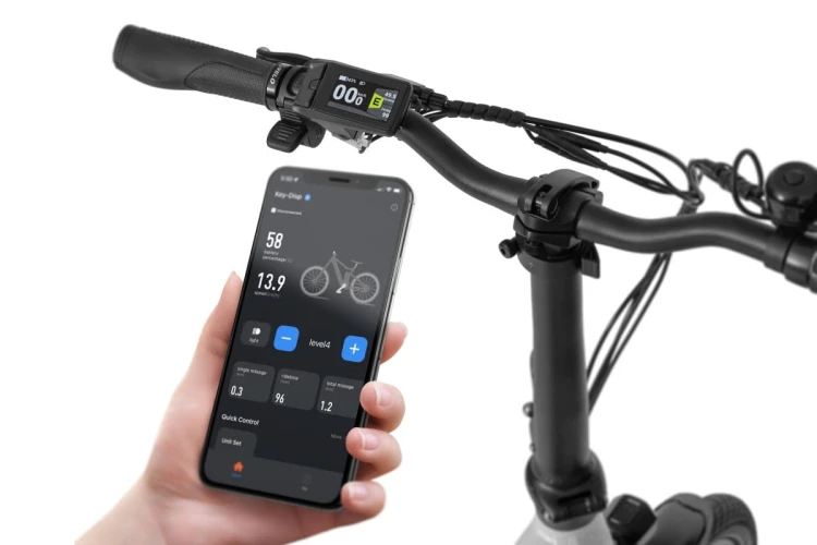 Ekran smartfona z aplikacją Bafang Go wyświetlającą parametry jazdy roweru Rhino