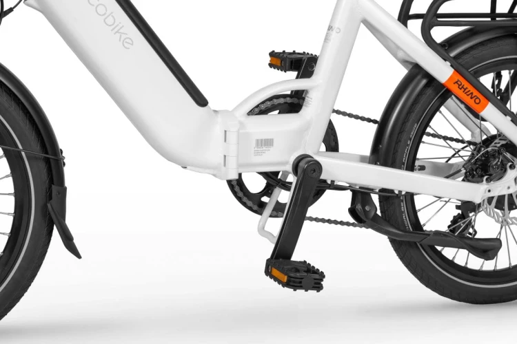 Zbliżenie na korbę od lewej strony w składanym rowerze elektrycznym Ecobike Rhino białym