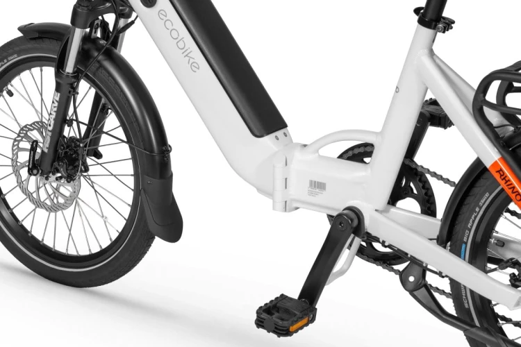 Zbliżenie na zawias składania ramy i gniazdo baterii 630Wh w rowerze Ecobike Rhino Arctic White