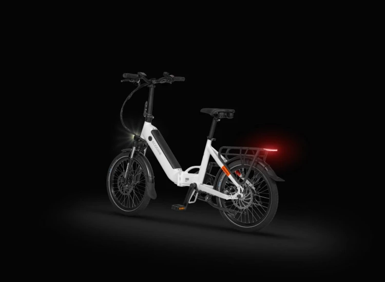 Czerwona tylna lampka LED Spanninga zapalona na czarnym tle roweru Ecobike Rhino