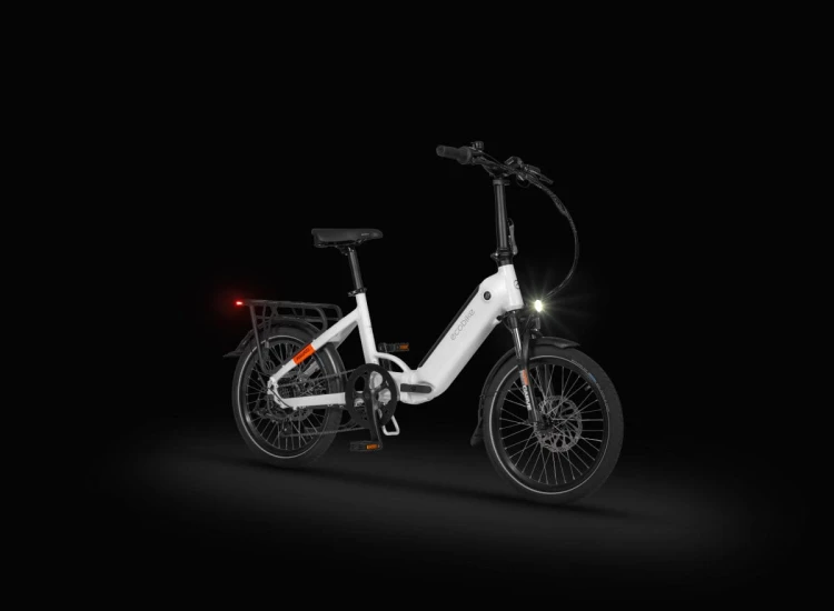 Rower Ecobike Rhino w ciemności z zapaloną przednią lampką LED Spanninga Kendo