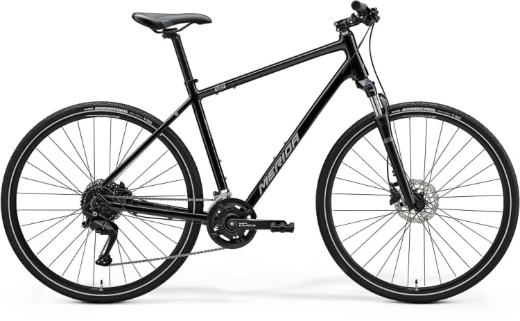 Czarny męski rower crossowy Merida Crossway 100 z amortyzatorem SR Suntour, hydraulicznymi hamulcami tarczowymi i napędem Shimano CUES.