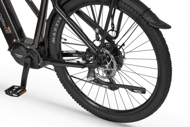 Zbliżenie na tylne koło i silnik w rowerze SUV Ecobike Expedition czarnym