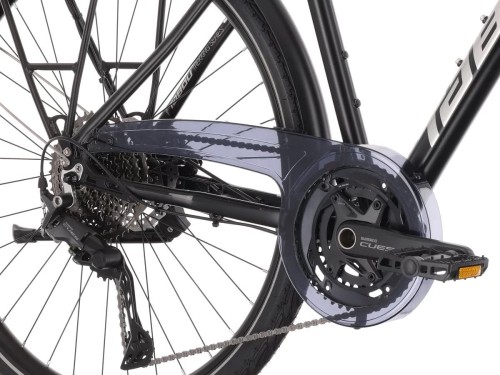 Zbliżenie na napęd Shimano Cues z korbą Hollowtech II w rowerze trekkingowym Tabou