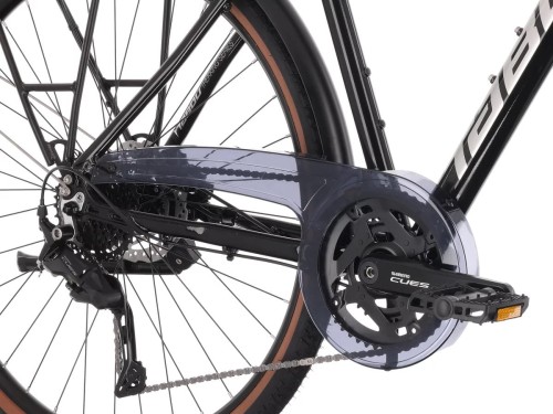 Zbliżenie na napęd Shimano Cues z korbą Hollowtech II w rowerze trekkingowym Tabou