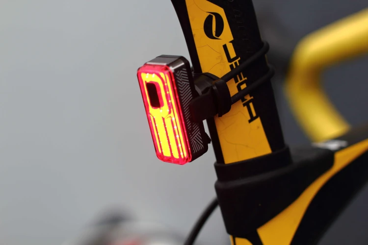 Lampka komplet MOON Rigel Lite + Helix – montaż na kierownicy roweru