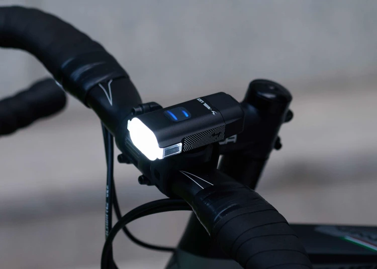 Lampka komplet MOON Rigel Lite + Helix – uchwyt montażowy i kompatybilność z kierownicą