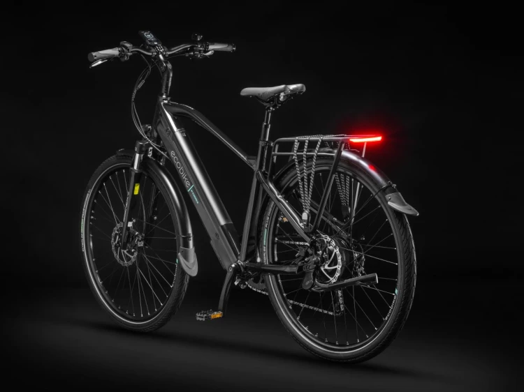 Rower elektryczny ECOBIKE X-Cross 21" 630Wh Black z włączonym oświetleniem LED – widok nocny przód