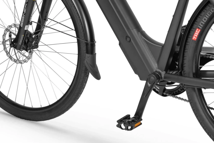 Rower elektryczny miejski ECOBIKE X-City czarny z włączonym oświetleniem LED – widok nocny przód