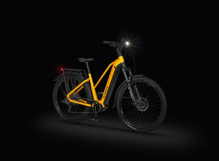 Rower elektryczny ECOBIKE Expedition SUV 1080Wh żółty z włączonym oświetleniem LED – widok nocny przód