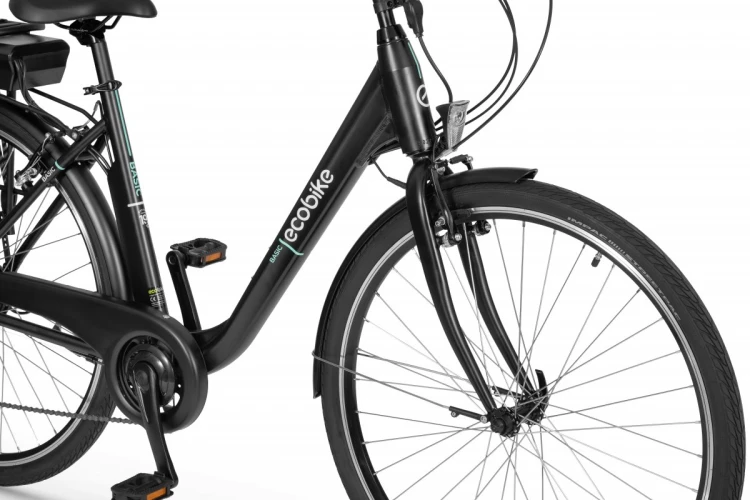 Rower elektryczny miejski ECOBIKE Basic black AXA – kierownica i wyświetlacz z perspektywy rowerzysty
