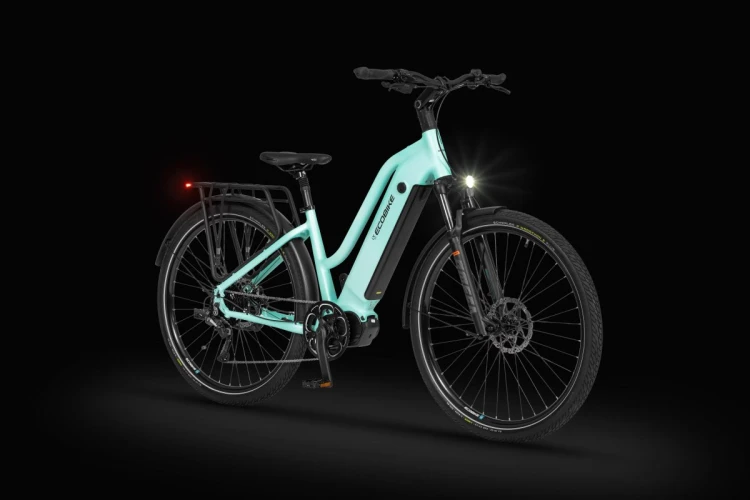 Rower elektryczny ECOBIKE LX500 960Wh 17" mint z włączonym oświetleniem LED – widok nocny przód