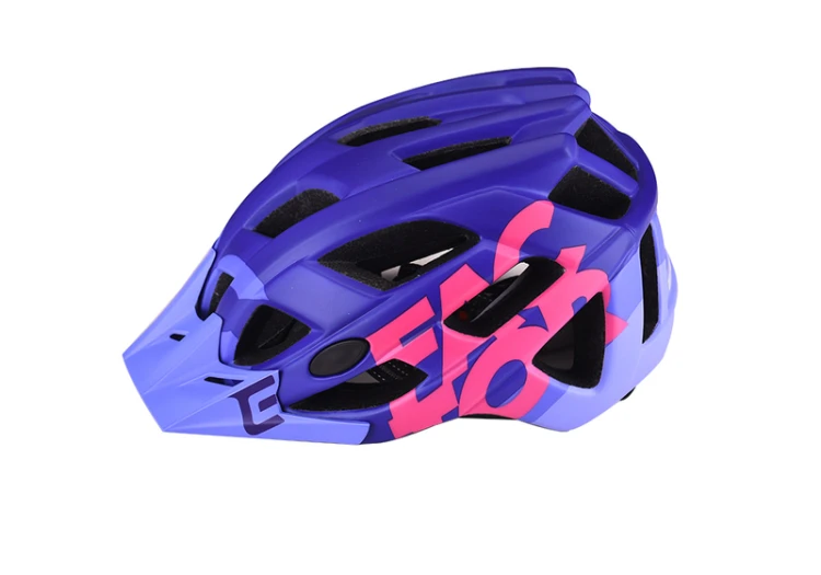 Kask EXTEND Factor violet - pink M/L (fioletowy) - ujęcie 3/4 z przodu z daszkiem ochronnym i paskami