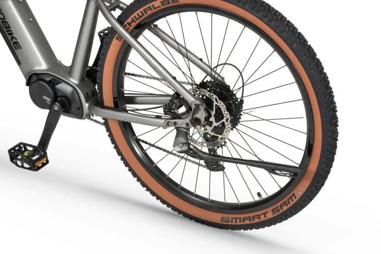 Rower elektryczny ECOBIKE SX300 silver - tylne koło, 9-rzędowa przerzutka Shimano Cues i podpórka