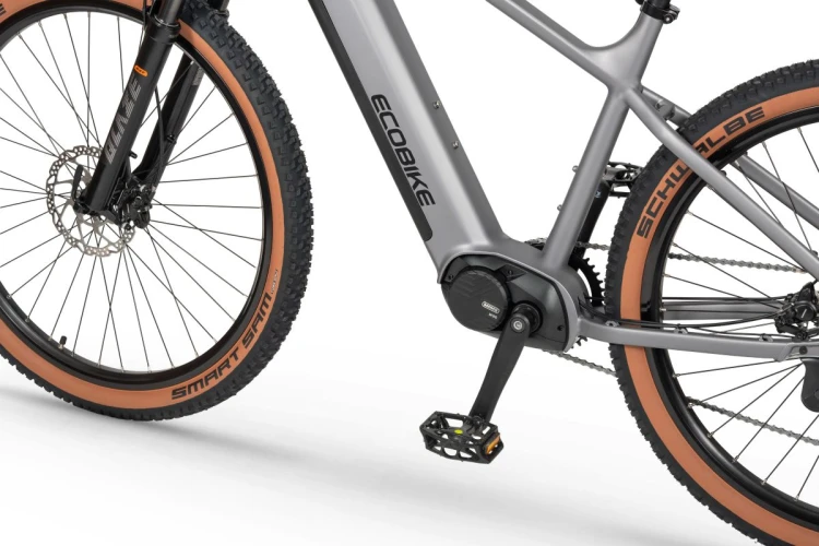 Rower elektryczny ECOBIKE SX300 silver - zbliżenie na dolną rurę ramy z napisem Ecobike i silnik centralny