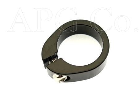 Czarna aluminiowa obejma rury podsiodłowej o średnicy 31,8 mm skręcana śrubą imbusową.