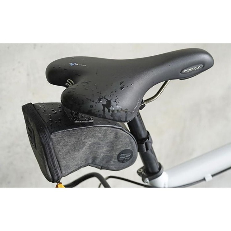 Torba podsiodłowa Selle Royal BAG M zamontowana na rowerze