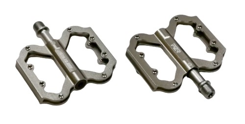 Lekkie pedały platformowe P2R FLATMAN 50 w kolorze tytanowym