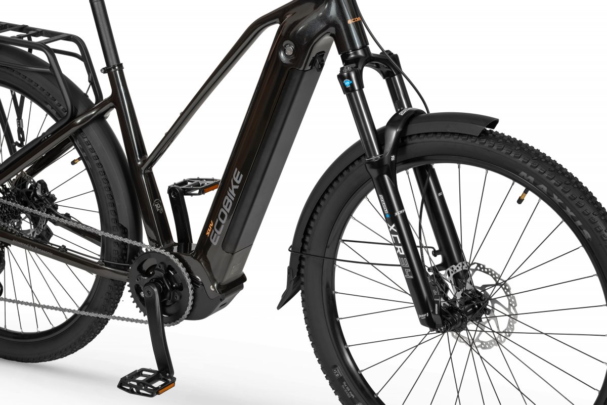 Amortyzator SunTour, napęd Shimano Cues i oświetlenie Spanninga Glow Stop