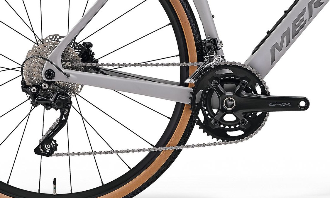 Napęd Shimano GRX 400 2 x 10 w rowerze gravel Merida Mission 4000