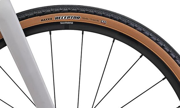 Opona Maxxis Receptor 40 mm na kole Shimano WH-RX180